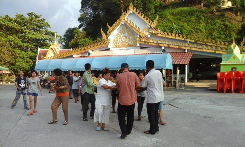 ห่มผ้าพระเจดีย์ ประจำปี 2559