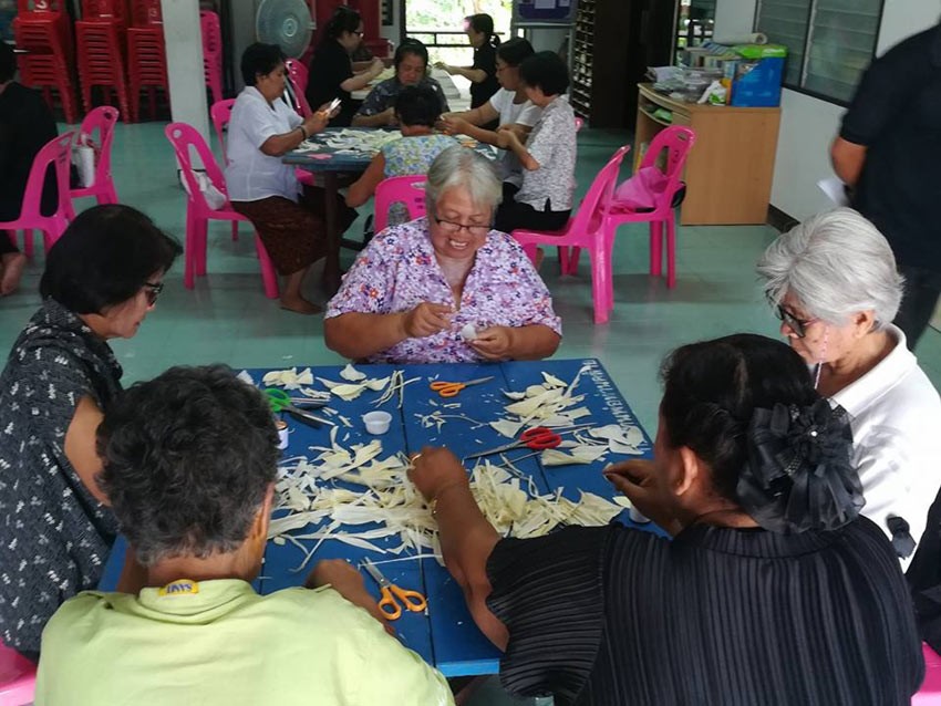 โครงการฝึกอาชีพการทำดอกไม้จันทร์